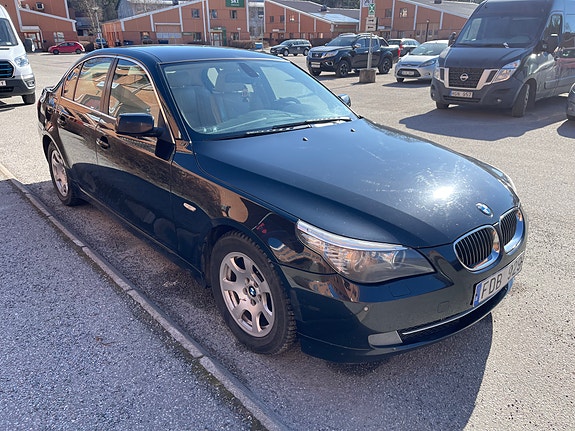 BMW 523i 3 of 5
