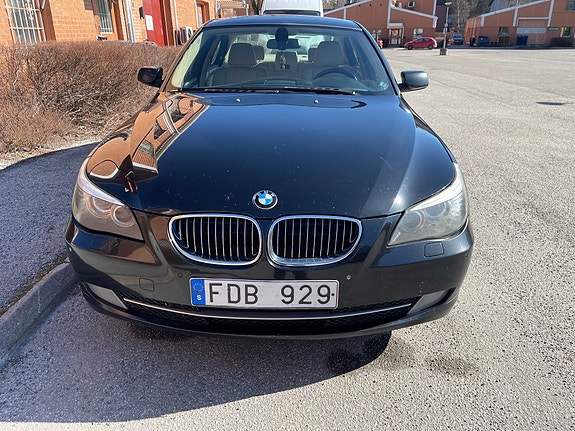 BMW 523i 2 of 5