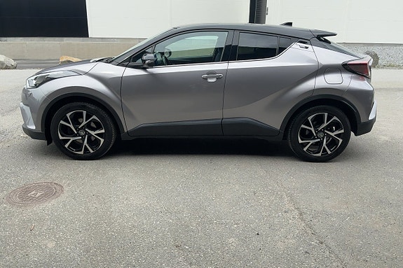 Toyota C-HR 2 of 30