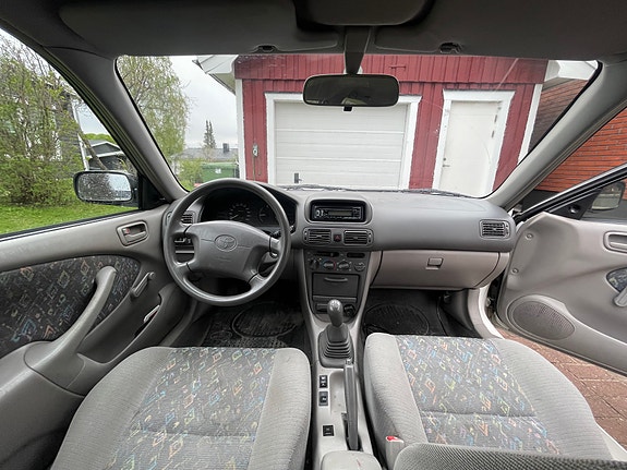 Toyota Corolla 3 of 5