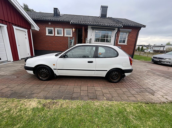 Toyota Corolla 2 of 5