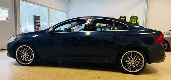 Volvo S60 4 of 5