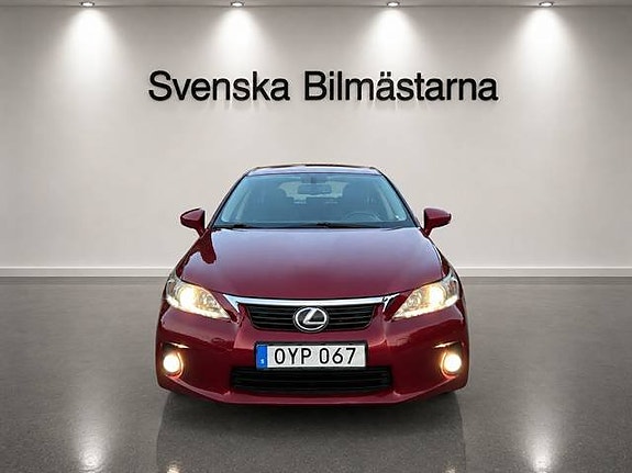 Lexus CT200h 2 of 5