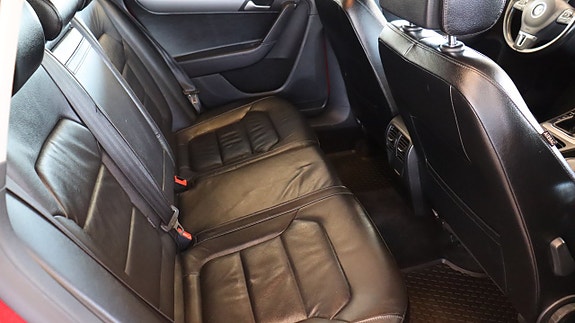 Volkswagen Passat 12 of 17
