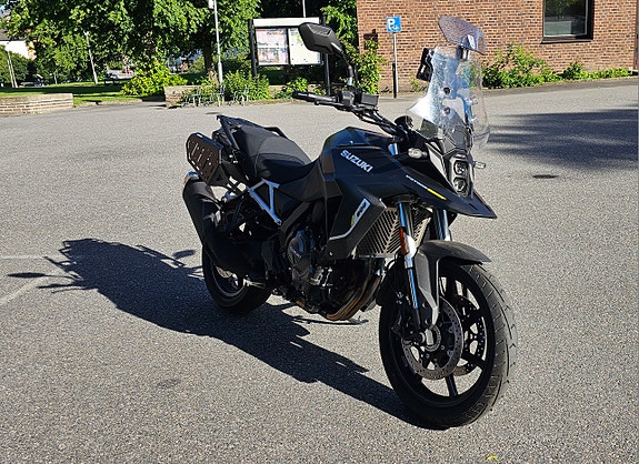 Suzuki DL800 V-STROM 2 of 6