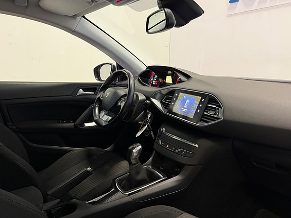 Peugeot 308 SW 18 of 26