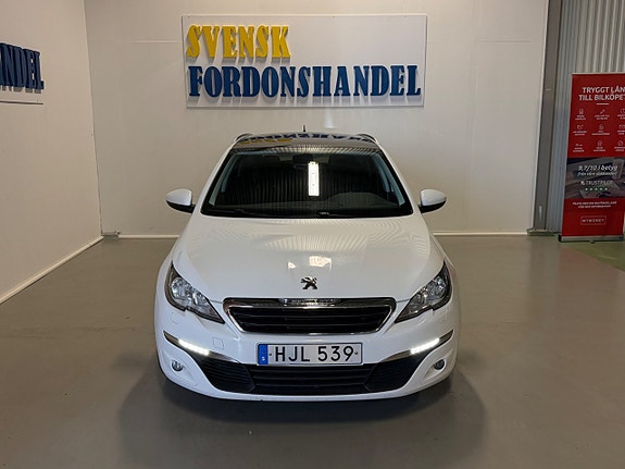 Peugeot 308 SW 2 of 5