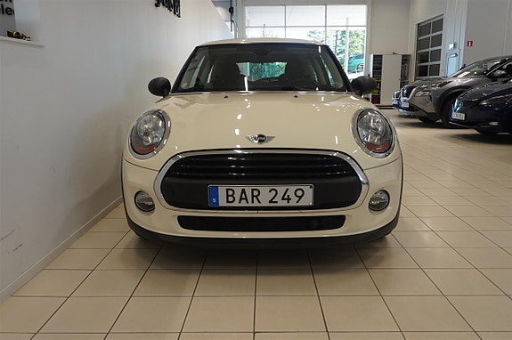 MINI Cooper 4 of 5