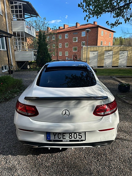 Mercedes-Benz C300 4 of 5