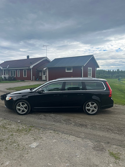 Volvo V70 3 of 5