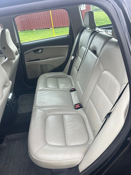 Volvo V70 4 of 5