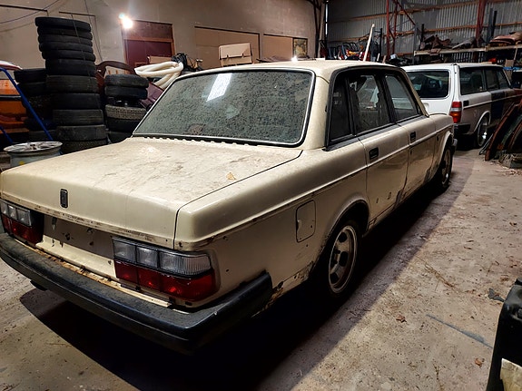 Volvo 240 3 of 5