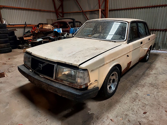 Volvo 240 4 of 5