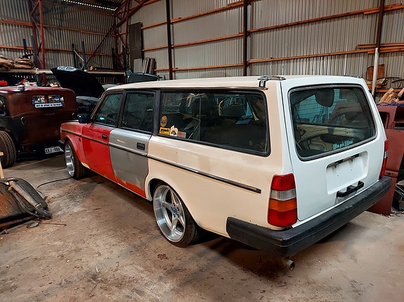 Volvo 240 2 of 5