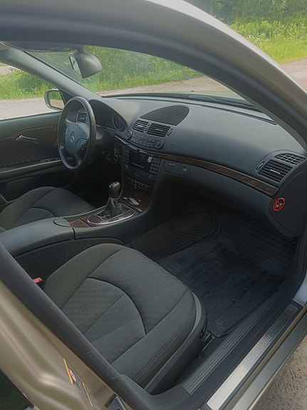 Mercedes-Benz E200 5 of 5