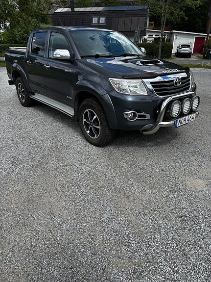 Toyota HiLux 2 of 5