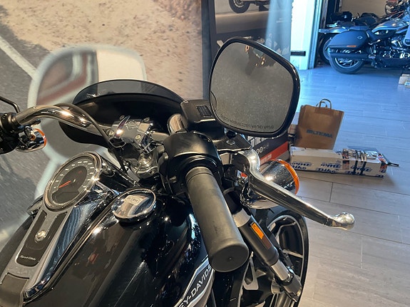 Harley-Davidson SportGlide 6 of 12
