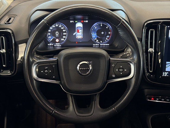 Volvo XC40 17 of 27