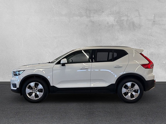 Volvo XC40 2 of 5