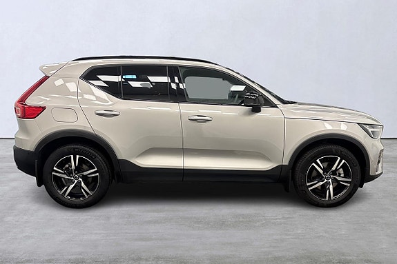 Volvo XC40 3 of 5