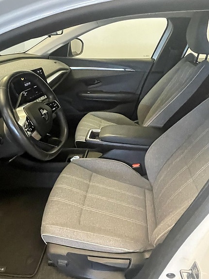 Renault Megane E-Tech 5 of 5