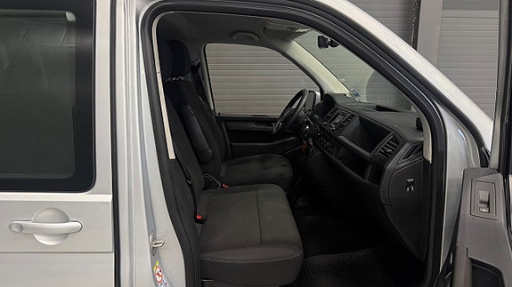 Volkswagen Caravelle 18 of 30