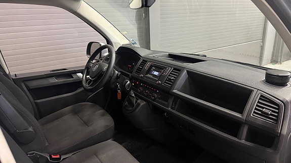 Volkswagen Caravelle 19 of 30