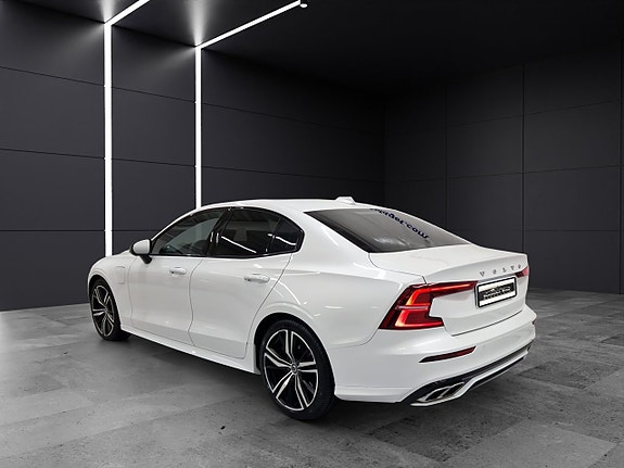 Volvo S60 4 of 5