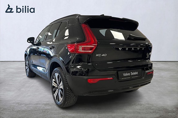 Volvo XC40 2 of 5
