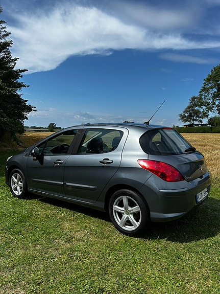 Peugeot 308 2 of 4