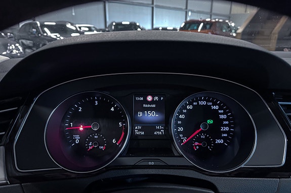 Volkswagen Passat 14 of 18