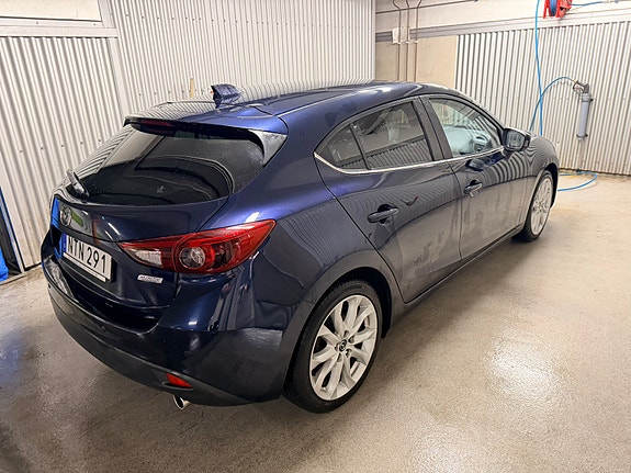 Mazda 3 4 of 5