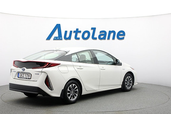 Toyota Prius 9 of 30