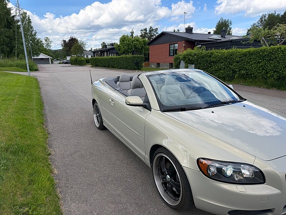 Volvo C70 2 of 5