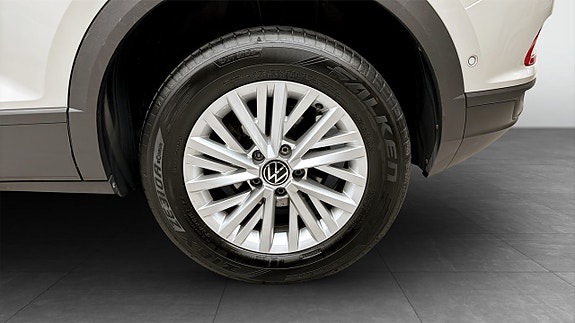 Volkswagen T-Roc 6 of 12