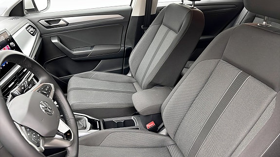 Volkswagen T-Roc 8 of 12