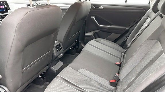 Volkswagen T-Roc 11 of 12