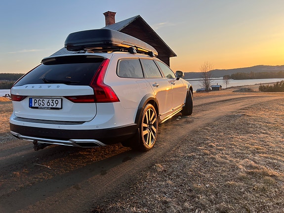 Volvo V90 Cross Country 2 of 5