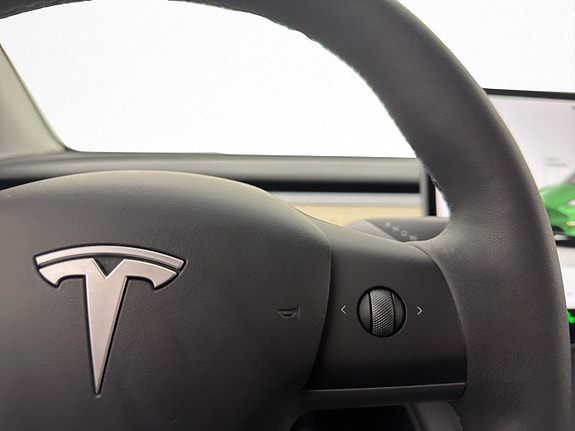 Tesla Model Y 28 of 29