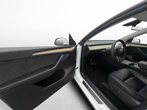 Tesla Model Y 10 of 29