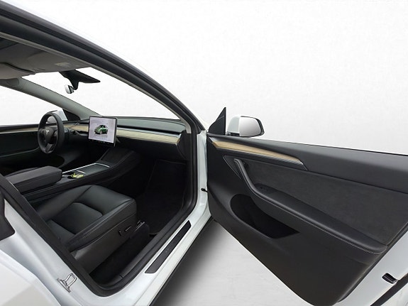 Tesla Model Y 13 of 29
