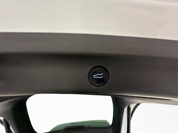 Tesla Model Y 17 of 29