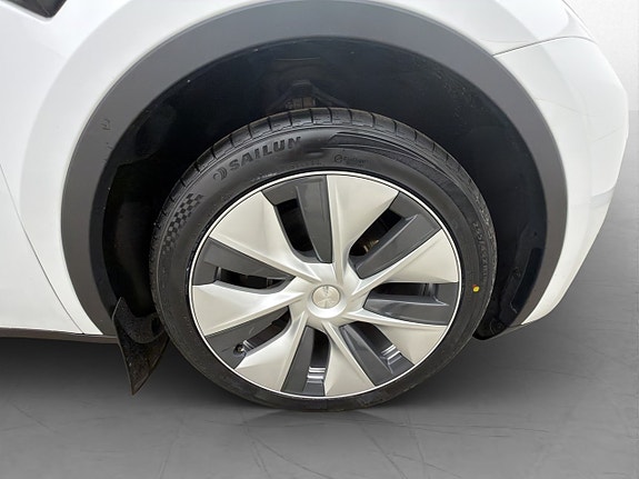 Tesla Model Y 24 of 29