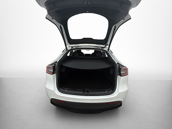 Tesla Model Y 16 of 29