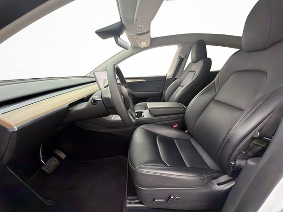 Tesla Model Y 11 of 29