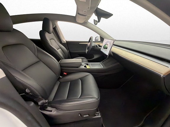 Tesla Model Y 12 of 29