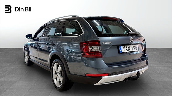 Skoda Octavia Scout 3 of 5