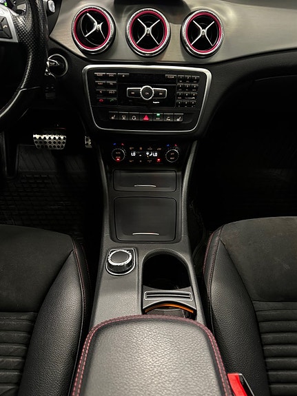 Mercedes-Benz CLA250 17 of 23