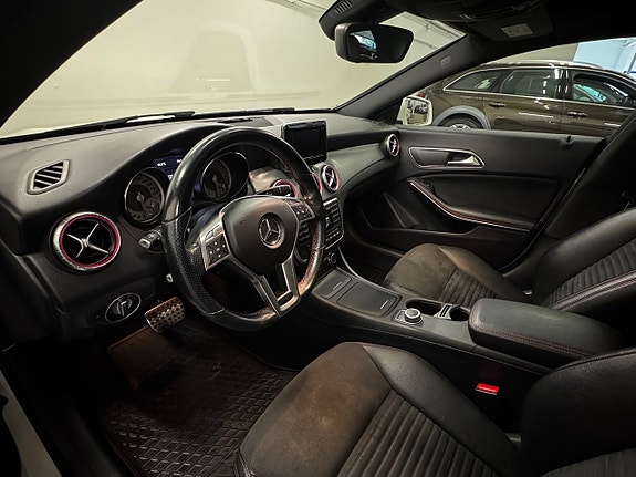 Mercedes-Benz CLA250 11 of 23