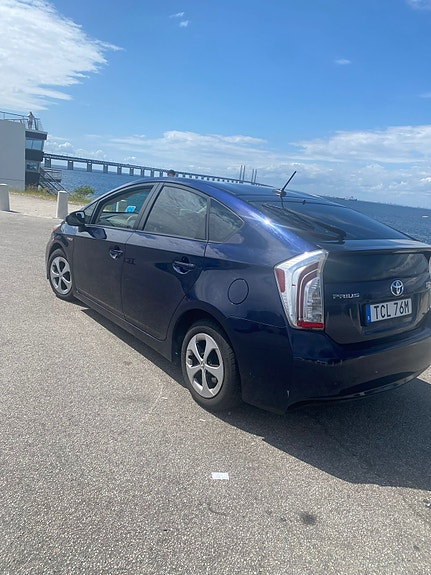 Toyota Prius 2 of 5